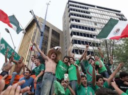 La afición festejo con alegría el triunfo de México. A. CAMACHO  /