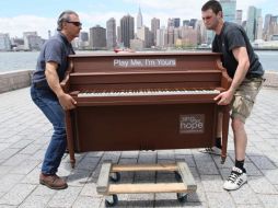 Cada uno de los 60 pianos a instalarse en Nueva York contará con personal responsable de su cuidado. AP  /