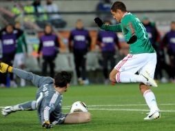 Javier Hernández elude al portero francés para abrir el marcador entre aztecas y blues. EFE  /