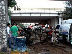 Los cilindros de gas quedaron regados en un espacio de 30 metros a la redonda del punto del accidente. ESPECIAL  /