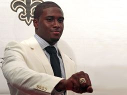El corredor de los Santos de Nueva Orleáns, Reggie Bush muestra su primer anillo de campeón. AP  /