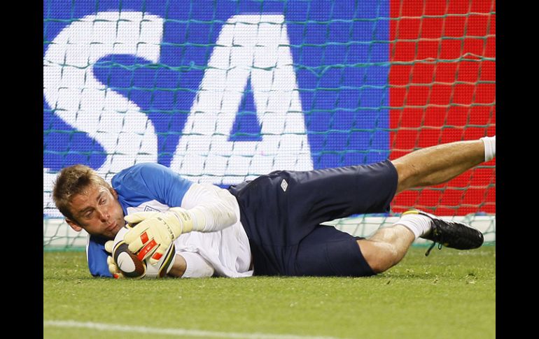 Robert Green protagonizó el primer “oso” del Mundial, al no saber atajar un balón que le dio el empate a Estados Unidos. AP  /