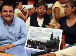 Carlos Sánchez anunció el programa de actividades del Festival San Juan, en compañía de algunos locatarios. A. HINOJOSA  /