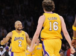 Derek Fisher y Pau Gasol celebran el triunfo en el séptimo y definitivo juego de la Final de la NBA. AP  /