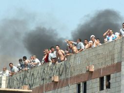 Imagen en la que se observa a internos del Centro de Readaptación Social de La Mesa, en un motín que dejó 23 muertos. EFE  /