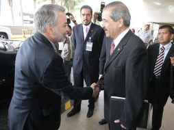 José Ángel Córdova Villalobos saluda a Emilio González Márquez, en la XIV Reunión Ordinaria del Consejo Nacional de Salud. A. CAMACHO  /