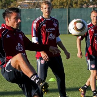 Camerún y Dinamarca buscan sobrevivir