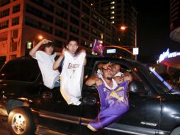 Aficionados festejan el triunfo de los Lakers de Los Ángeles. EFE  /