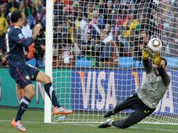 Acción de Donovan cuando anota el gol del empate para los estadounidenses. EFE  /