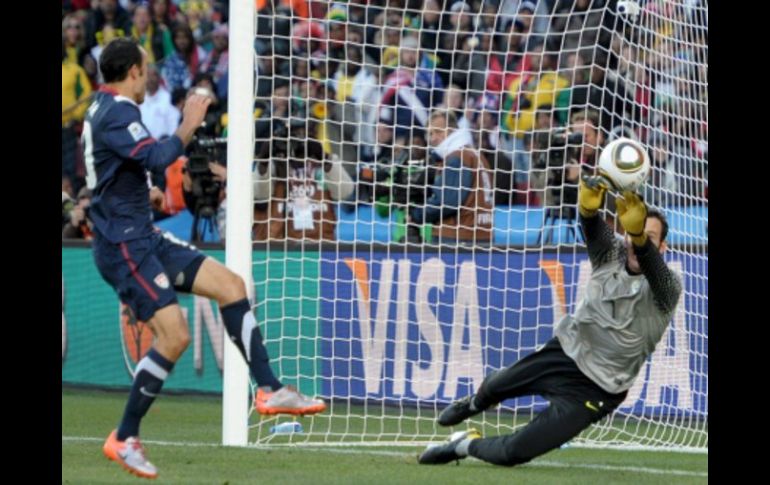 Acción de Donovan cuando anota el gol del empate para los estadounidenses. EFE  /