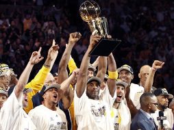 El plantel de los Lakers de Los Ángeles desfilará el lunes por la mañana, desde la avenida Figueroa, hasta la calle Jefferson. EFE  /