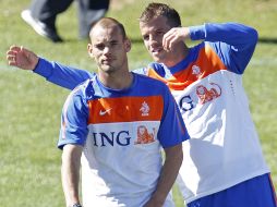 Los holandeses Sneijder y Van der Vaart toman un descanso durante la práctica. GETTY IMAGES SPORT  /