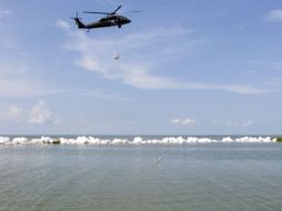 Helicópteros colocan barreras de contención en la zona del derrame. EFE  /