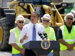 Barack Obama, al presentarse ante obreros de la construcción, dijo que su Gobierno, aunque ha enfrentado el desempleo. AP  /