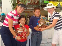 Luz María Serrano (izq.) y Rocío Lomelí (der.) reciben sus trofeos de primer lugar del torneo, a manos de niños de Casa Hogar.ESPECIAL  /