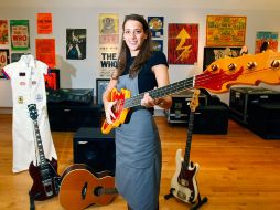 Una empleada de la casa de subastas Christie’s posa con el bajo que perteneció a John Entwistle. AP  /