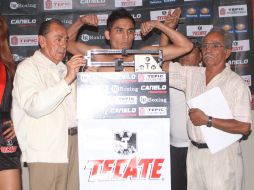 El púgil tapatío Juan José “Goofy” Montes no tuvo problemas ayer para librar la báscula. ESPECIAL  /