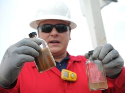 Un operario de British Petroleum demuestra ante la prensa que las pruebas de limpieza de crudo en el Golfo resultan efectivas. NTX  /