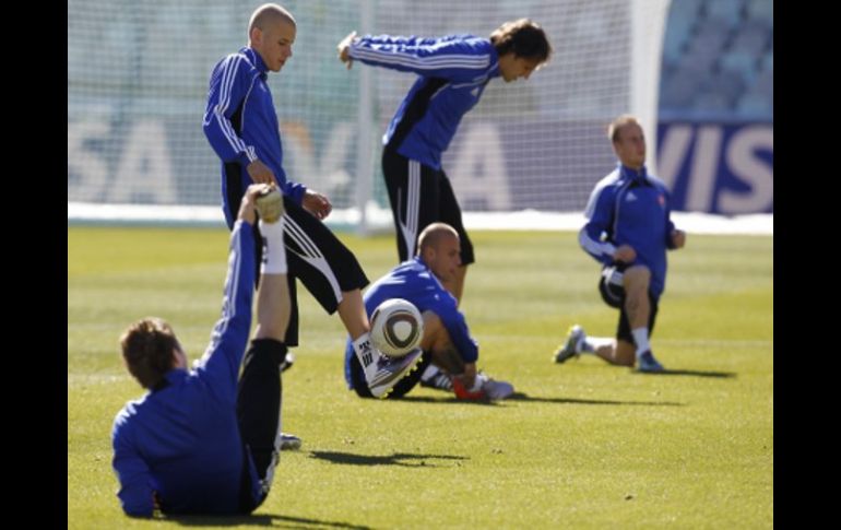 Los paraguayos se preparan en sus entrenamientos esperando realizar un buen partido ante Eslovaquia. REUTERS  /