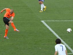 Momento en el que Wesley Sneijder dispara para anotar el gol del triunfo de Holanda. EFE  /