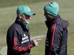 Javier Aguirre y Giovani dos Santos charlan durante la practica del Tri. REUTERS  /