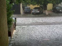 En colonias como Jardines de Guadalupe y la Estancia   las calles se tupieron de granizo por completo. EL INFORMADOR  K. ALBA  /