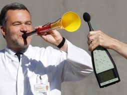 En una prueba de sonido a una vuvuzela, se registraron 100 decibeles. AFP  /