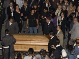 Familiares y amigos se han reunido para montar guardias de honor junto al féretro. NTX  /