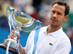 El tenista francés Michael Llodra levanta el trofeo de ganador del torneo de Eastbourne. EFE  /