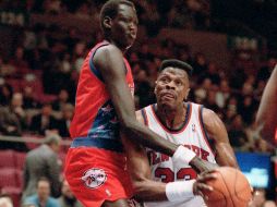 Manute Bol bloquea a Patrick Ewing en el Madison Square Garden el 26 de enero de 1993. AP  /
