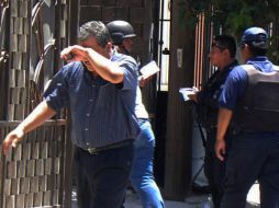 Una persona llora en el lugar donde el alcalde del municipio de Guadalupe, Manuel Lara Rodríguez, de 48 años, fue asesinado. EFE  /