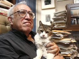 El escritor Carlos Monsiváis con uno de sus gatos en su casa de la Ciudad de México. EFE  /