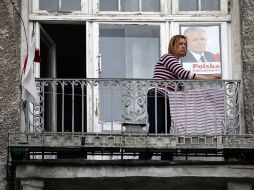 Una mujer polaca tiene su ventana tiene un poster del candidato a la presidencia Jaroslaw Kaczynski. REUTERS  /