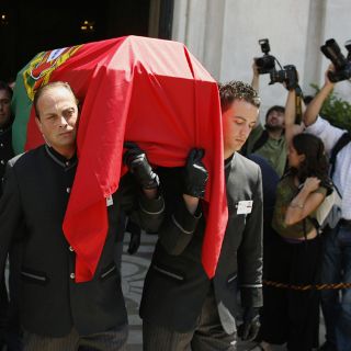 Los restos de Saramago, incinerados en una emotiva ceremonia en Lisboa