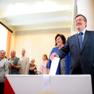 Reportan elecciones sin incidentes y con poca participación en Polonia