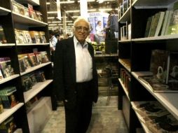 Carlos Monsiváis en los pasillos de la FIL 2006, año en que también estuvo José Saramago en Guadalajara. A. GARCÍA  /