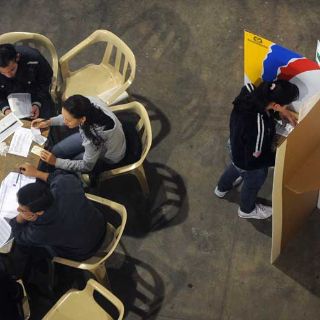 Presuntos rebeldes queman material en segunda vuelta electoral en Colombia