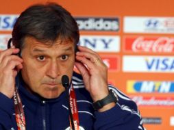 El seleccionador paraguayo Gerardo 'Tata' Martino alaga a la Selección mexicana. EFE  /