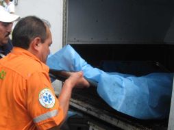 El cuerpo fue trasladado a la morgue de la ciuad por camilleros del Semefo. ARCHIVO  /