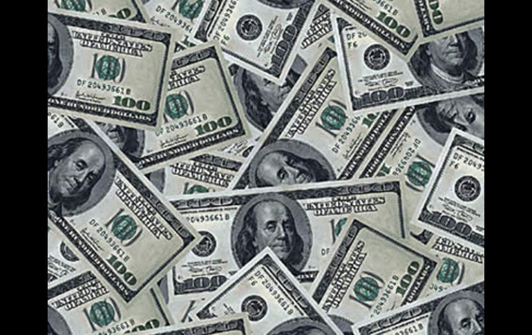 Las personas físicas no cuentahabientes y extranjeros podrán cambiar dólares en efectivo hasta por mil 500 dólares al mes. ARCHIVO  /