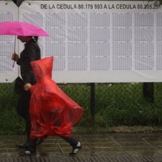 Marca alta abstención y lluvia cierre de elecciones en Colombia