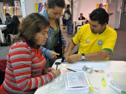 Ya habían sido escrutadas 64.5% de las 72,700 mesas electorales. AFP  /
