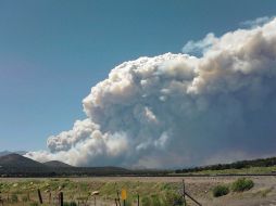 Una espesa columna de humo se elevaba en el cielo azul al norte de Flagstaff. AP  /