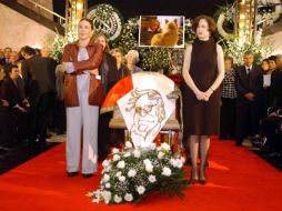 Los restos de Carlos Monsiváis fueron homenajeados en el Palacio de Bellas Artes.Denise Dresser realizó una guardia de honor. NTX  /