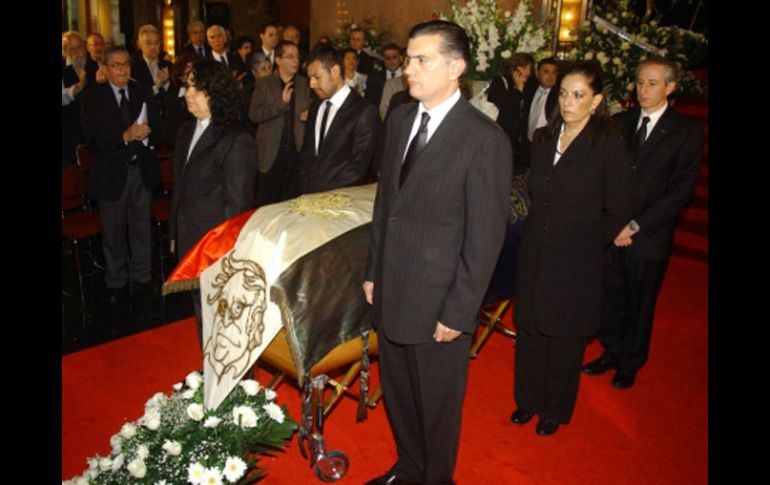 Consuelo Sáizar de Conaculta y el secretario de Educación, Alonso Lujambio  realizaron una guardia de honor. NTX  /