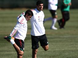 Pablo Barrera realiza trabajo de estiramiento con Francisco Javier “Maza” Rodríguez. GETTY IMAGES SPORTS  /