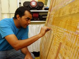 El pintor tapatío Iván Villaseñor trabaja en las obras que integran la serie de 13 piezas que serán expuestas. E. BARRERA  /