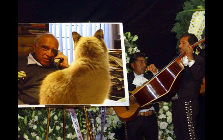 Entre aplausos y gritos de “vivas”, Carlos Monsiváis, el escritor fue despedido. NTX  /