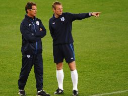 Fabio Capello, seleccionador inglés observando el entrenamiento de  la Selección inglesa. GETTY IMAGES SPORT  /