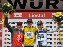 Lance Armstrong (izq.) quedó a 12 segundos del ganador de la Vuelta a Suiza, Franck Schleck. EFE  /
